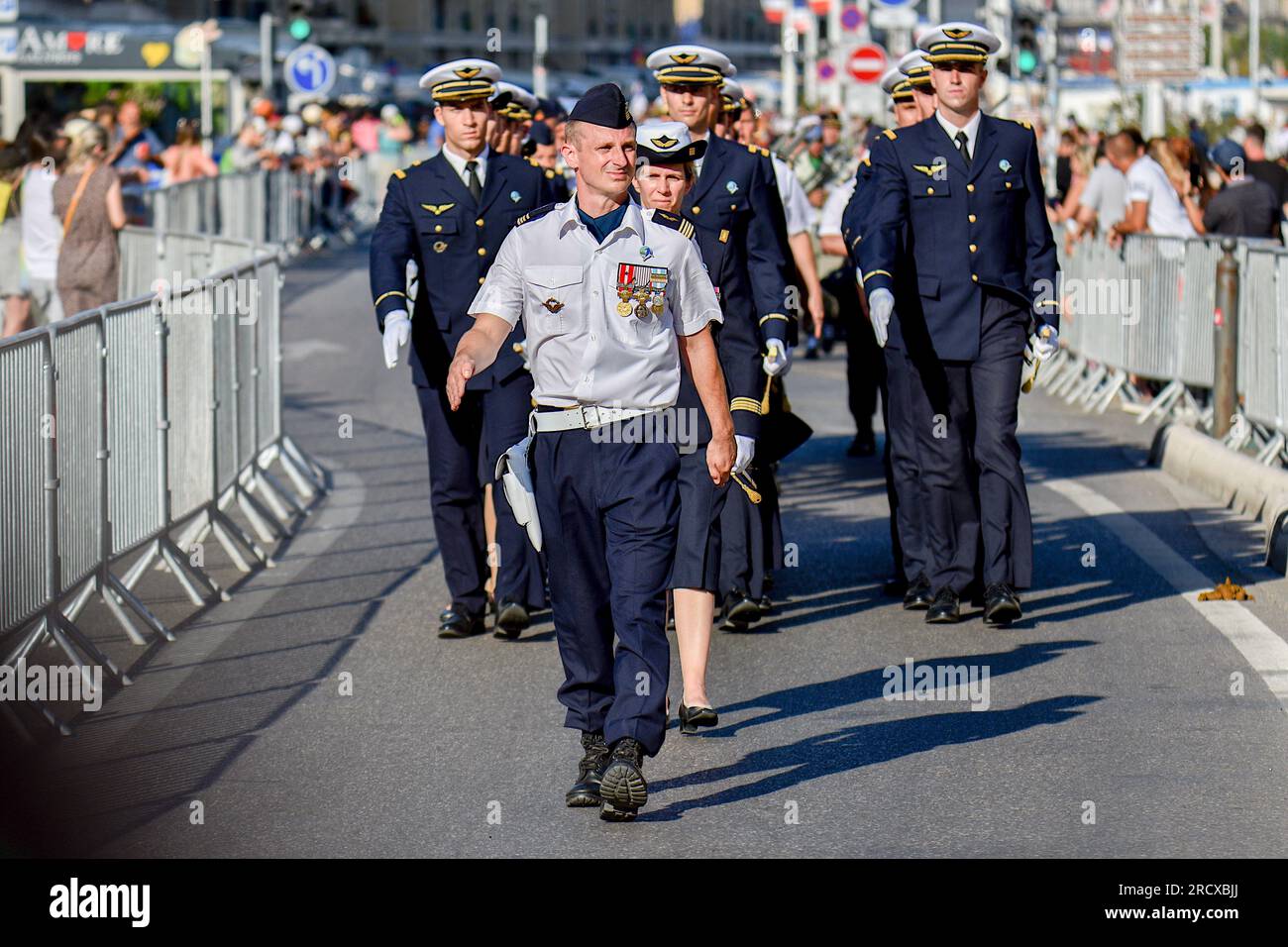 Marseille, Frankreich. 14. Juli 2023. Vertreter des Luftwaffenstützpunkts 701 in Salon-de-Provence und der Parade der Luftwaffenschule und des Weltraums im Alten Hafen von Marseille während der Militärparade zum Nationalfeiertag. Militärparade im Alten Hafen von Marseille anlässlich der Militärzeremonie zum Nationalfeiertag. (Credit Image: © Gerard Bottino/SOPA Images via ZUMA Press Wire) NUR REDAKTIONELLE VERWENDUNG! Nicht für den kommerziellen GEBRAUCH! Stockfoto