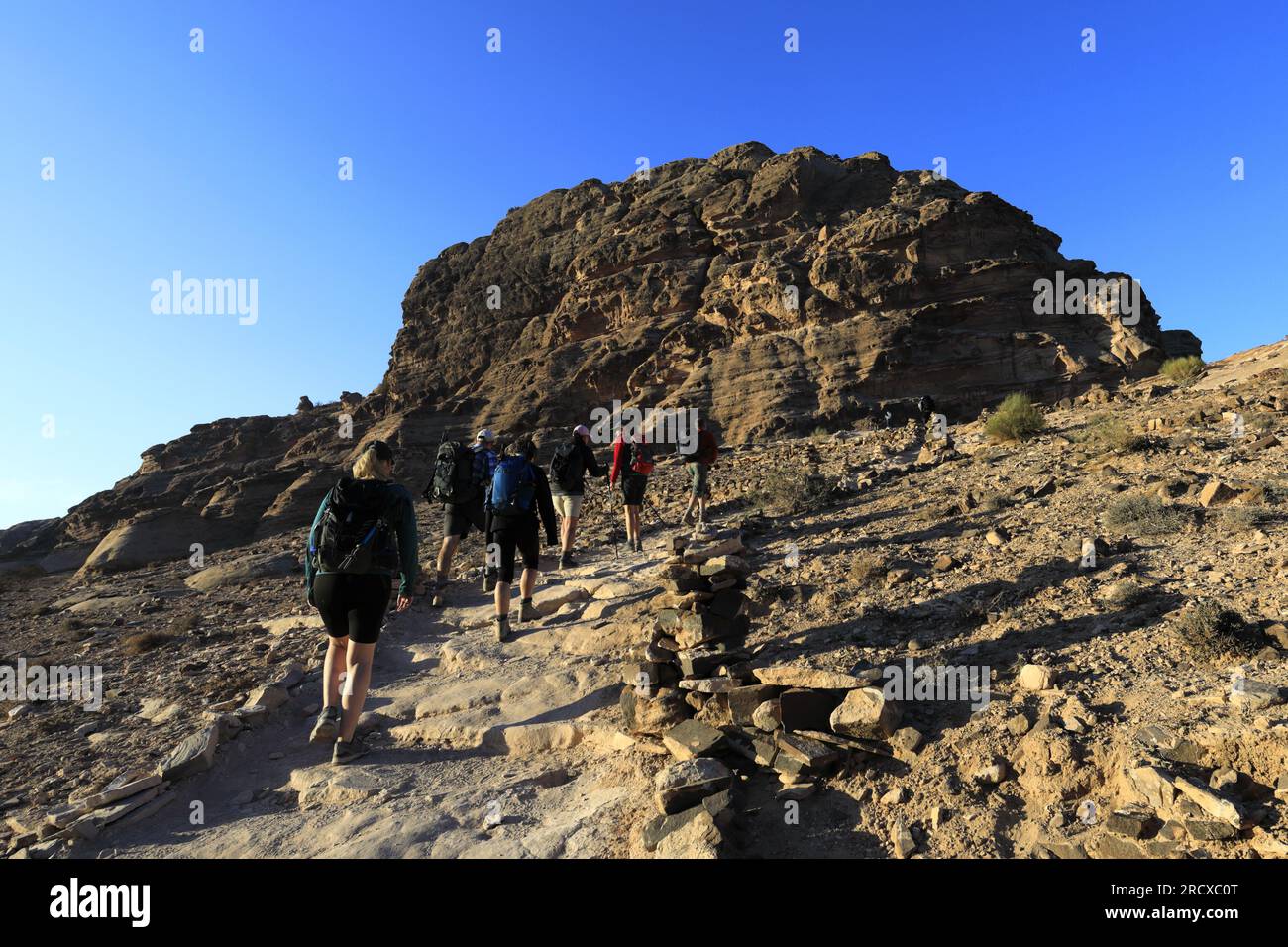 Spaziergänger in der Landschaft des Beidha-Tals vor Little Petra, Al-Sharat-Gegend in Jordanien, Naher Osten Stockfoto