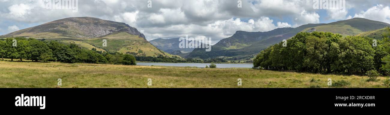 Panoramablick auf die Nantlle Ridge Mountains in Snowdonia, Nordwales Stockfoto