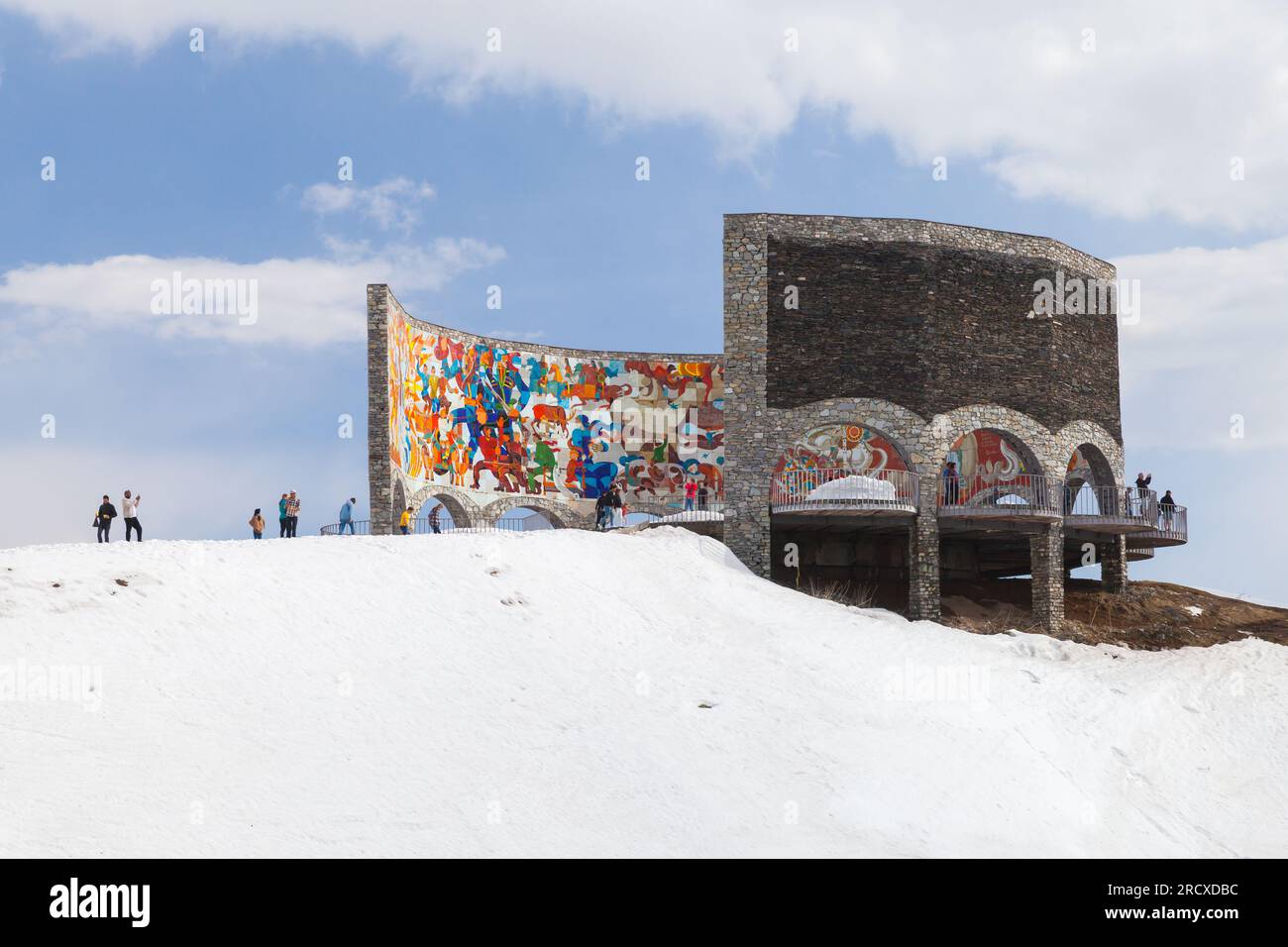Gudauri, Georgien - 1. Mai 2019: Touristen besuchen das Russland-Georgien-Denkmal der Freundschaft oder das georgische Vertragsdenkmal. Es liegt an der georgischen Stockfoto