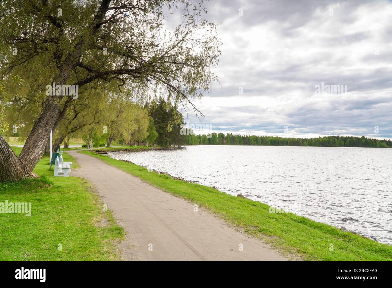 Karenjarvi-See und Küstenlinie, Kuhmo Finnland, FI. Juni 2023 Stockfoto