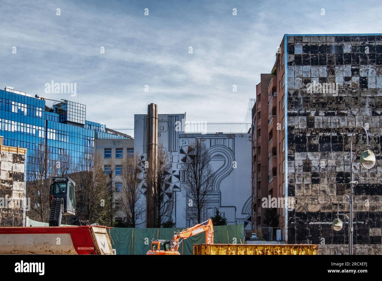 Legendäres futuristisches Wandbild von Eduardo Paolozzi, erschaffen 1976. Und vor kurzem nach dem Abriss des Gebäudes freigelegt wurden. Budapester Straße 35, Mitte, Berlin Stockfoto