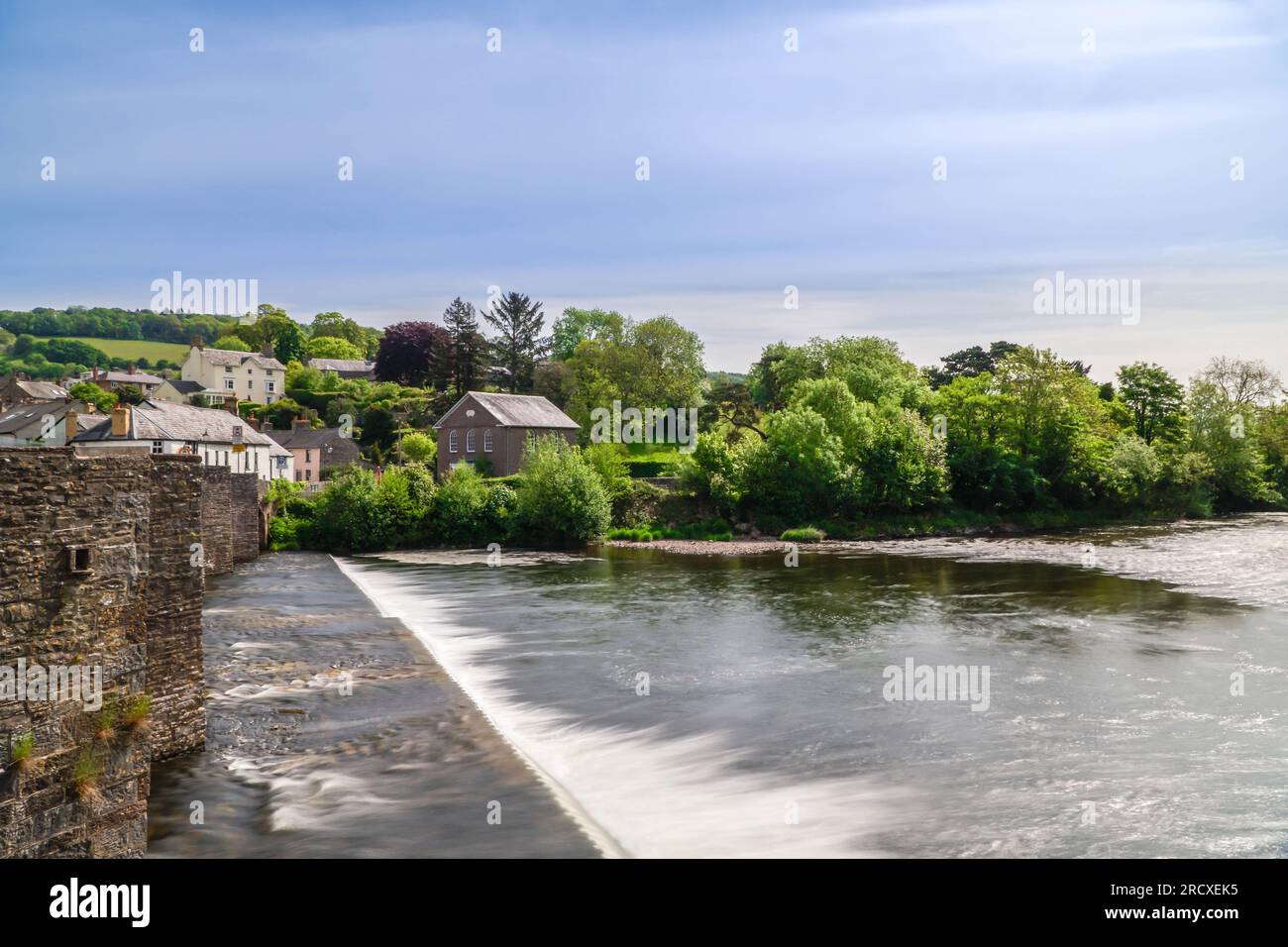 Blick von der Crickhowell Bridge aus dem 18. Jahrhundert über den Fluss Usk und Wehr. Powys Wales UK. Mai 2023 Stockfoto