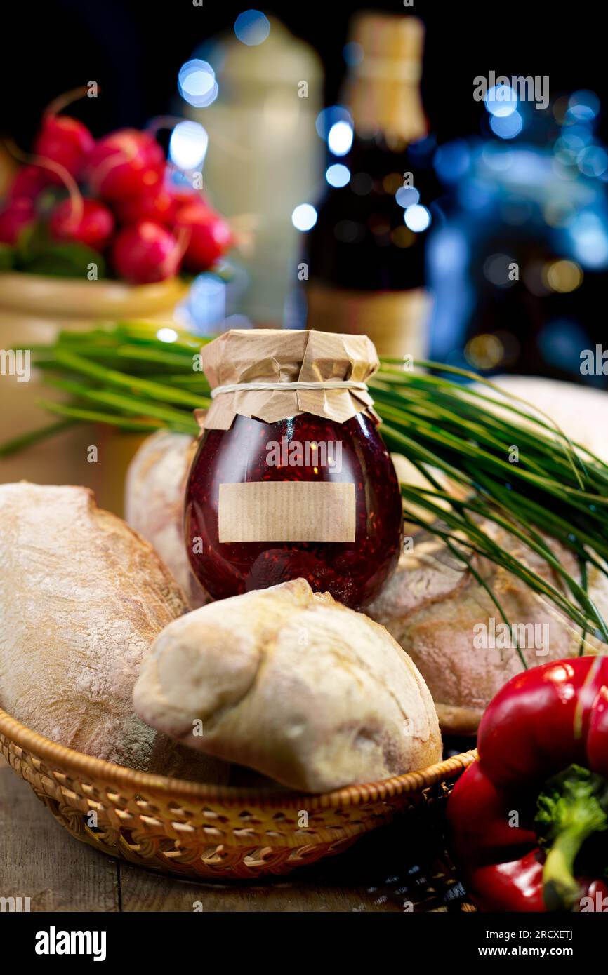 Himbeermarmelade Natürliche Bio-Lebensmittel, auf einem Tisch voller natürlicher und gesunder Lebensmittel. Hausgemachtes Essen, Eingemachtes, etwas für Brot. Stockfoto