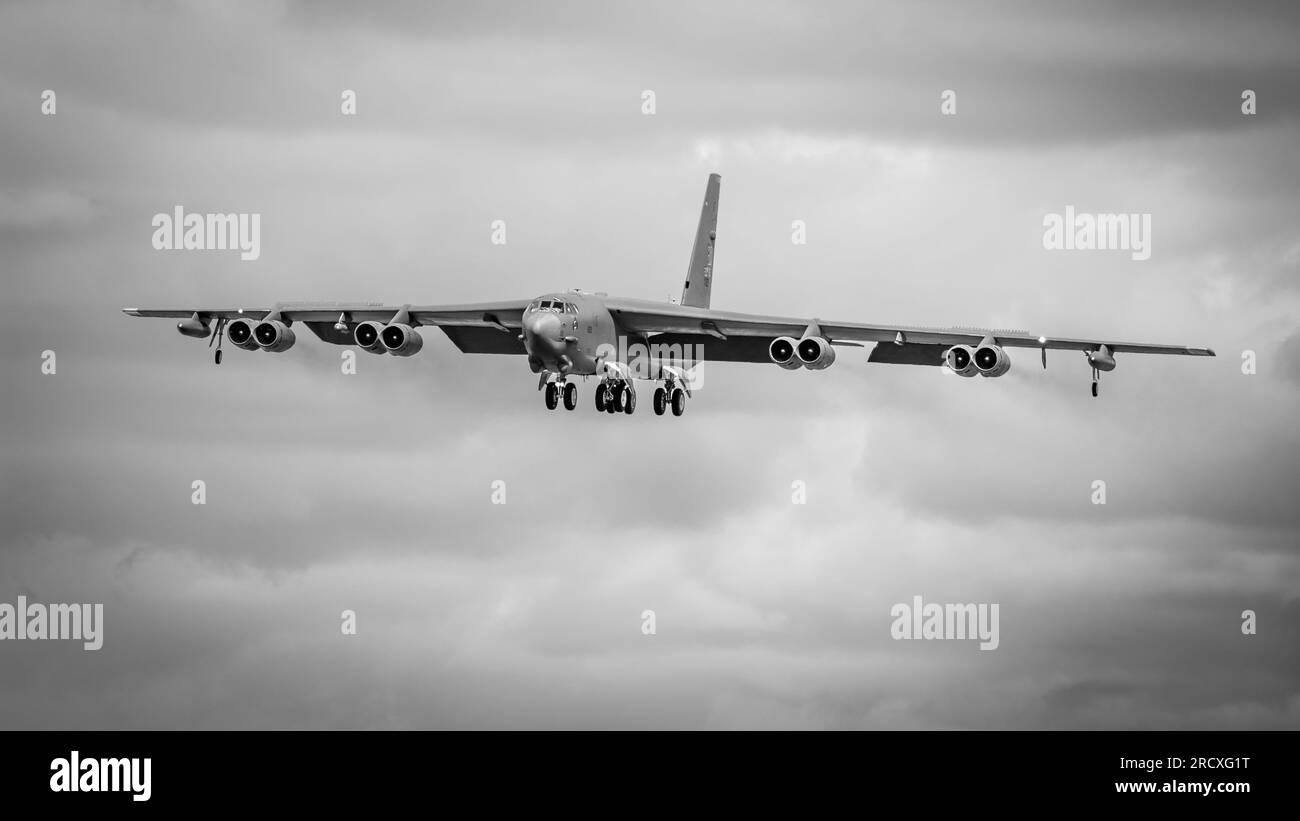 United States Air Force - Boeing B-52H Stratofortress auf Landeanflug auf RAF Fairford. Stockfoto