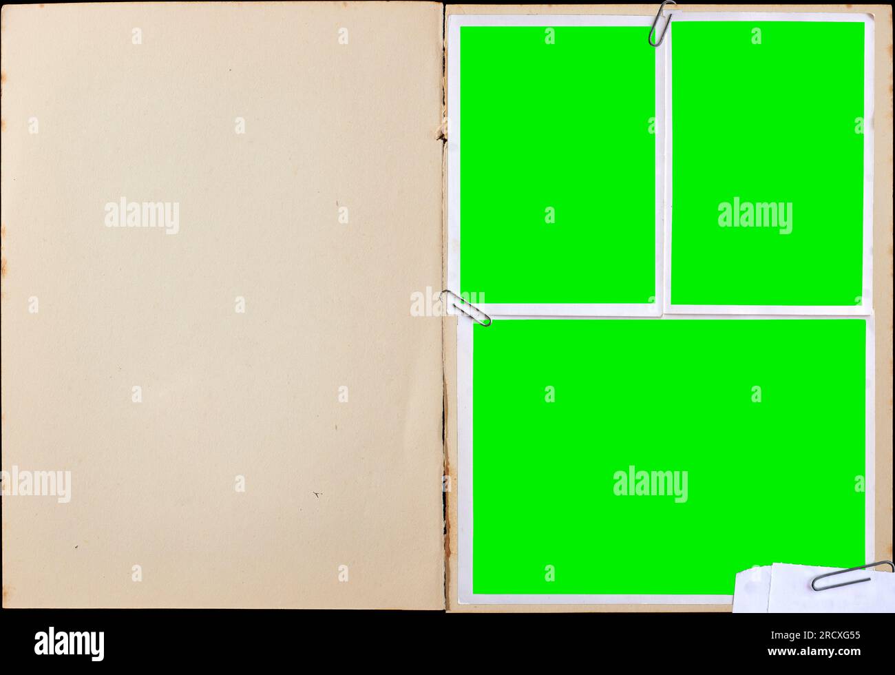 Eine alte Buchseite mit drei leeren Bilderrahmen und Büroklammern. Stockfoto