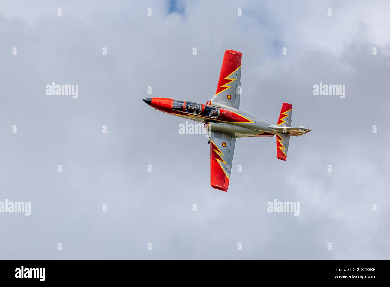 Patrulla Águila CASA C-101 Aviojet in der Luft auf der Royal International Air Tattoo 2023. Stockfoto