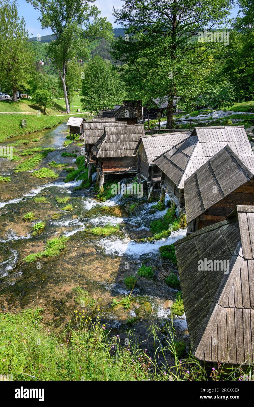 Alte hölzerne Wassermühlen im Pliva Park am Rande des Pliva Sees nahe Jajce im Zentrum von Bosnien-Herzegowina, Balkan-Halbinsel, Osteuropa. Stockfoto