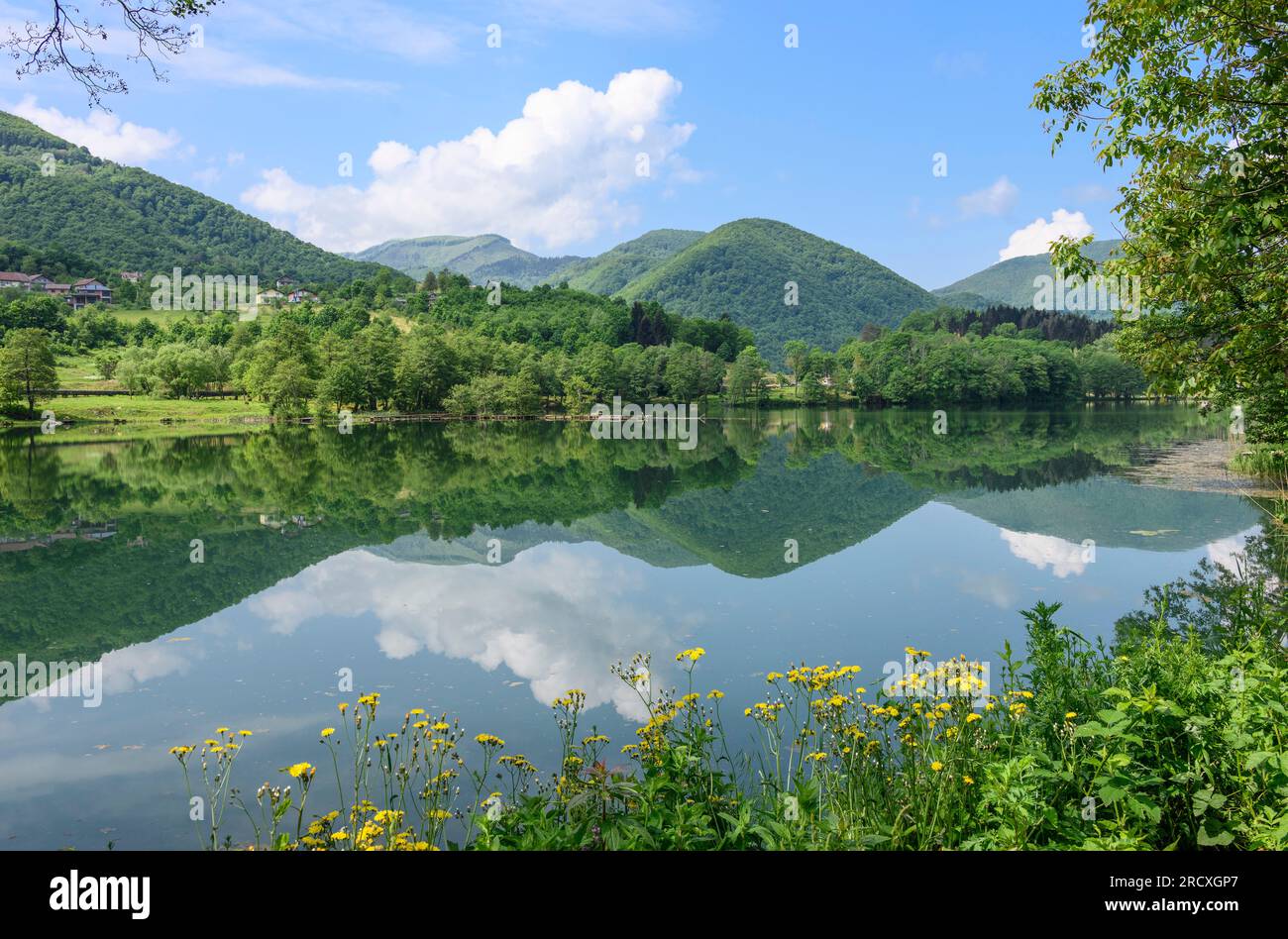 Mit Blick auf den Pliva-See am Stadtrand von Jajce. Zentralbosnisch-Herzegowina, Balkanhalbinsel, Osteuropa. Stockfoto