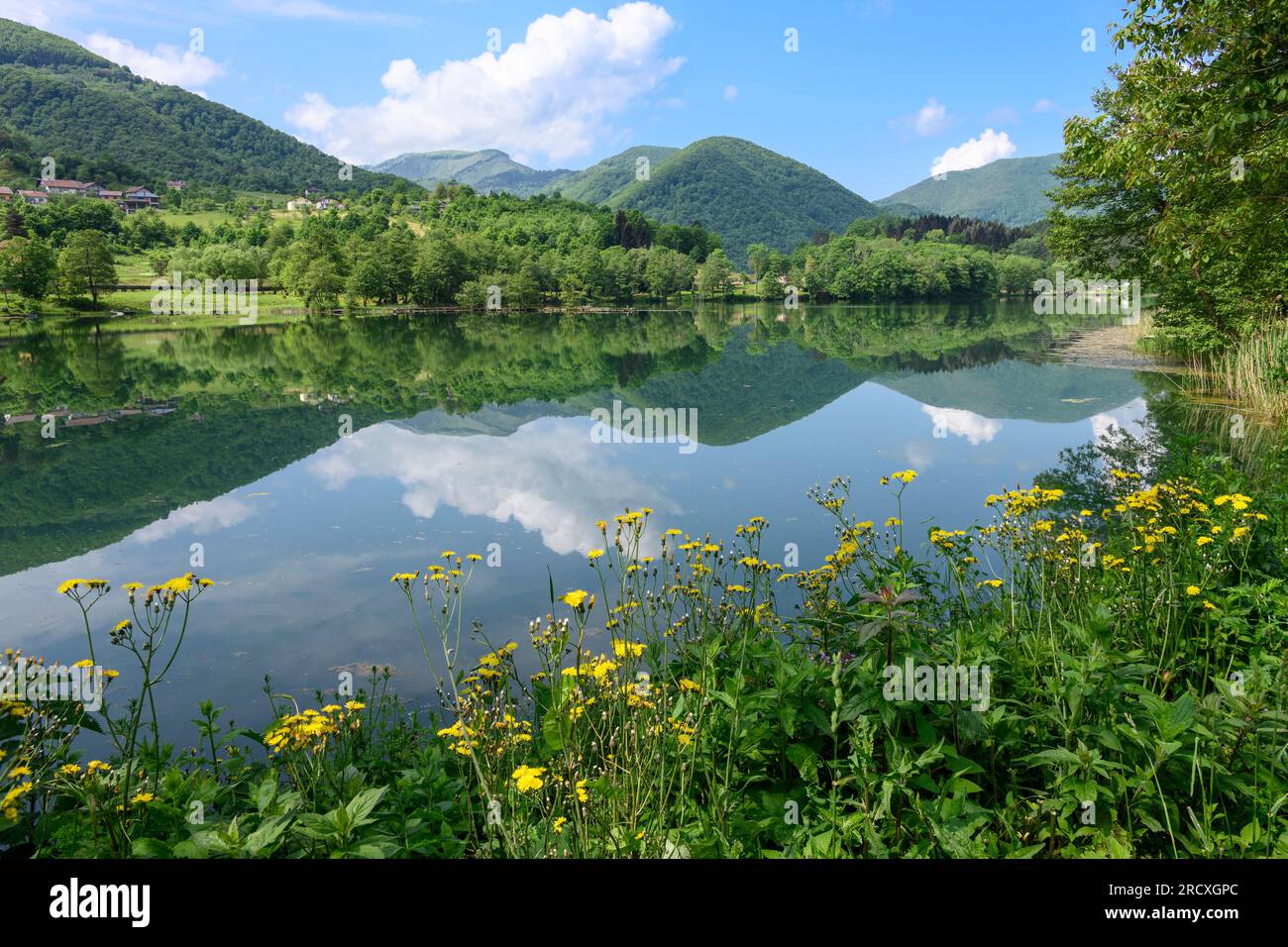 Mit Blick auf den Pliva-See am Stadtrand von Jajce. Zentralbosnisch-Herzegowina, Balkanhalbinsel, Osteuropa. Stockfoto