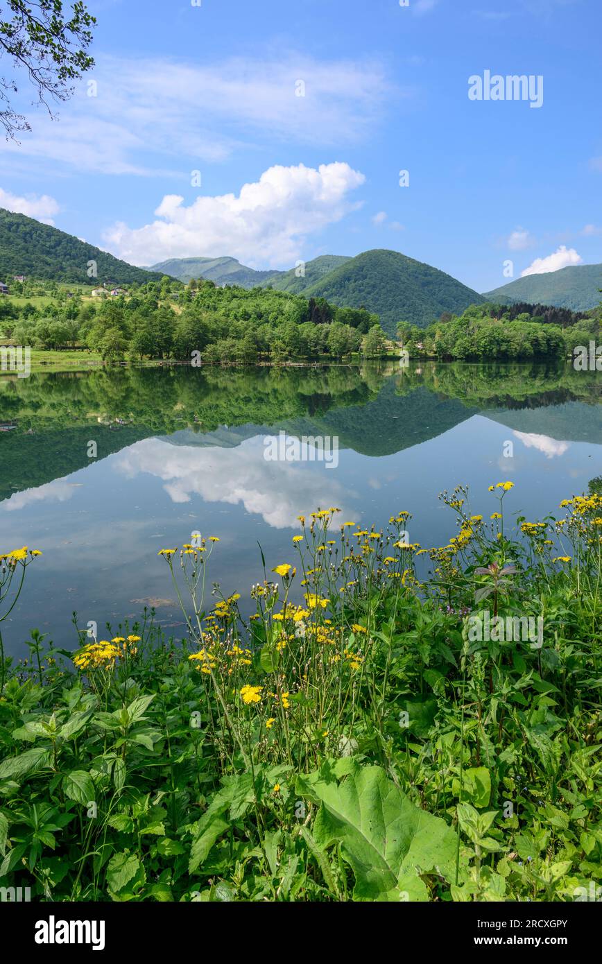Mit Blick auf den Pliva-See am Stadtrand von Jajce. Zentralbosnisch-Herzegowina, Balkanhalbinsel, Osteuropa. Stockfoto
