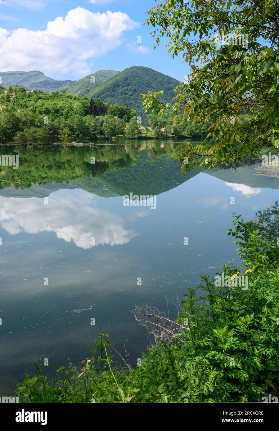 Mit Blick auf den Pliva-See am Stadtrand von Jajce. Zentralbosnisch-Herzegowina, Balkanhalbinsel, Osteuropa. Stockfoto