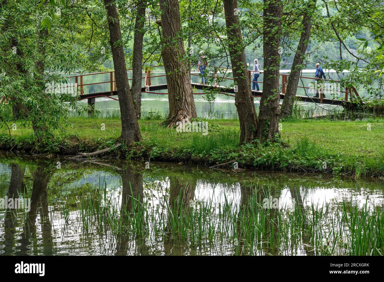Eine hölzerne Brücke überquert Bäche, die in den Pliva-See am Stadtrand von Jajce einmünden. Zentralbosnisch-Herzegowina, Balkan-Halbinsel, Ost-Eur Stockfoto
