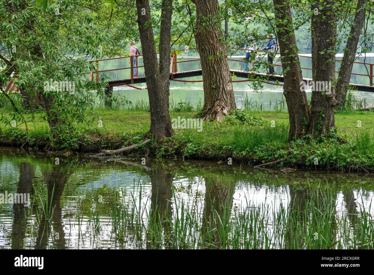 Eine hölzerne Brücke überquert Bäche, die in den Pliva-See am Stadtrand von Jajce einmünden. Zentralbosnisch-Herzegowina, Balkan-Halbinsel, Ost-Eur Stockfoto