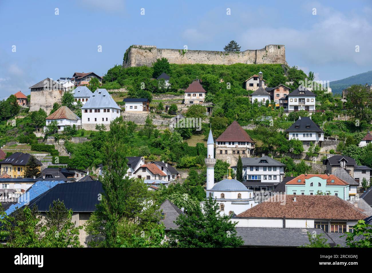 Mit Blick auf die Altstadt von Jajce mit ihrer osmanischen Architektur und dem Schloss im Hintergrund. Zentralbosnien-Herzegowina, Balkanhalbinsel, Stockfoto