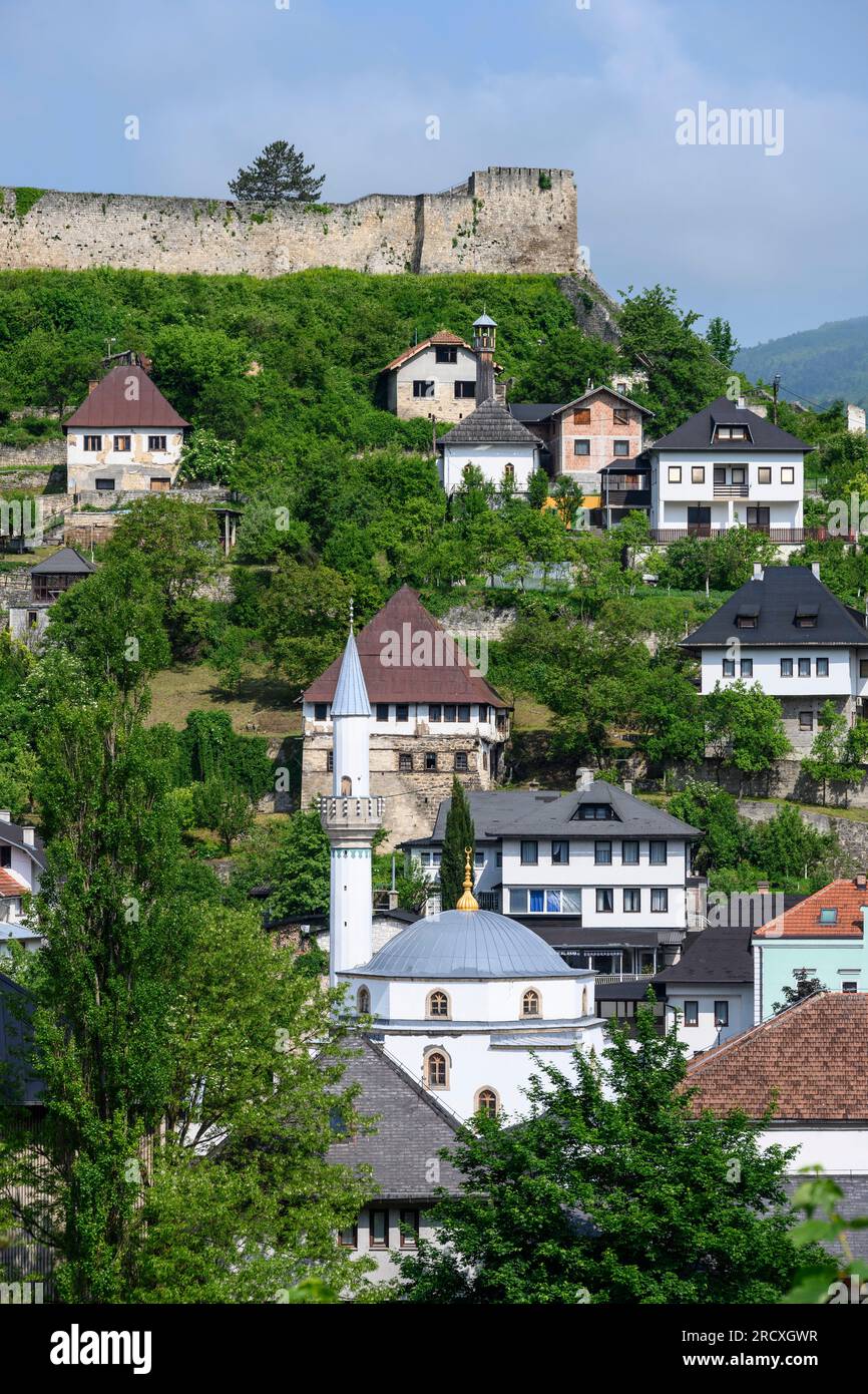 Mit Blick auf die Altstadt von Jajce mit ihrer osmanischen Architektur und dem Schloss im Hintergrund. Zentralbosnien-Herzegowina, Balkanhalbinsel, Stockfoto