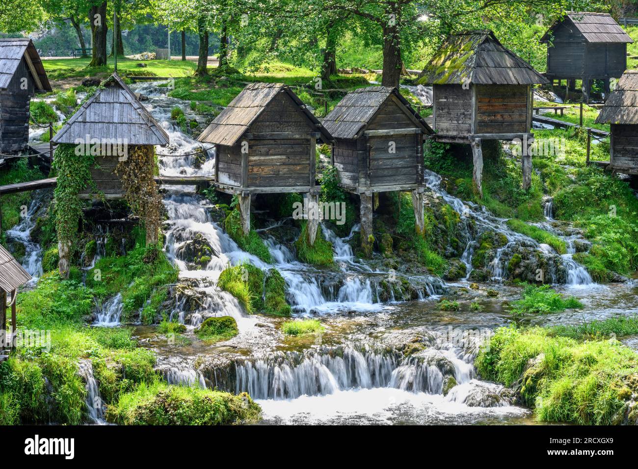 Alte hölzerne Wassermühlen im Pliva Park am Rande des Pliva Sees nahe Jajce im Zentrum von Bosnien-Herzegowina, Balkan-Halbinsel, Osteuropa. Stockfoto