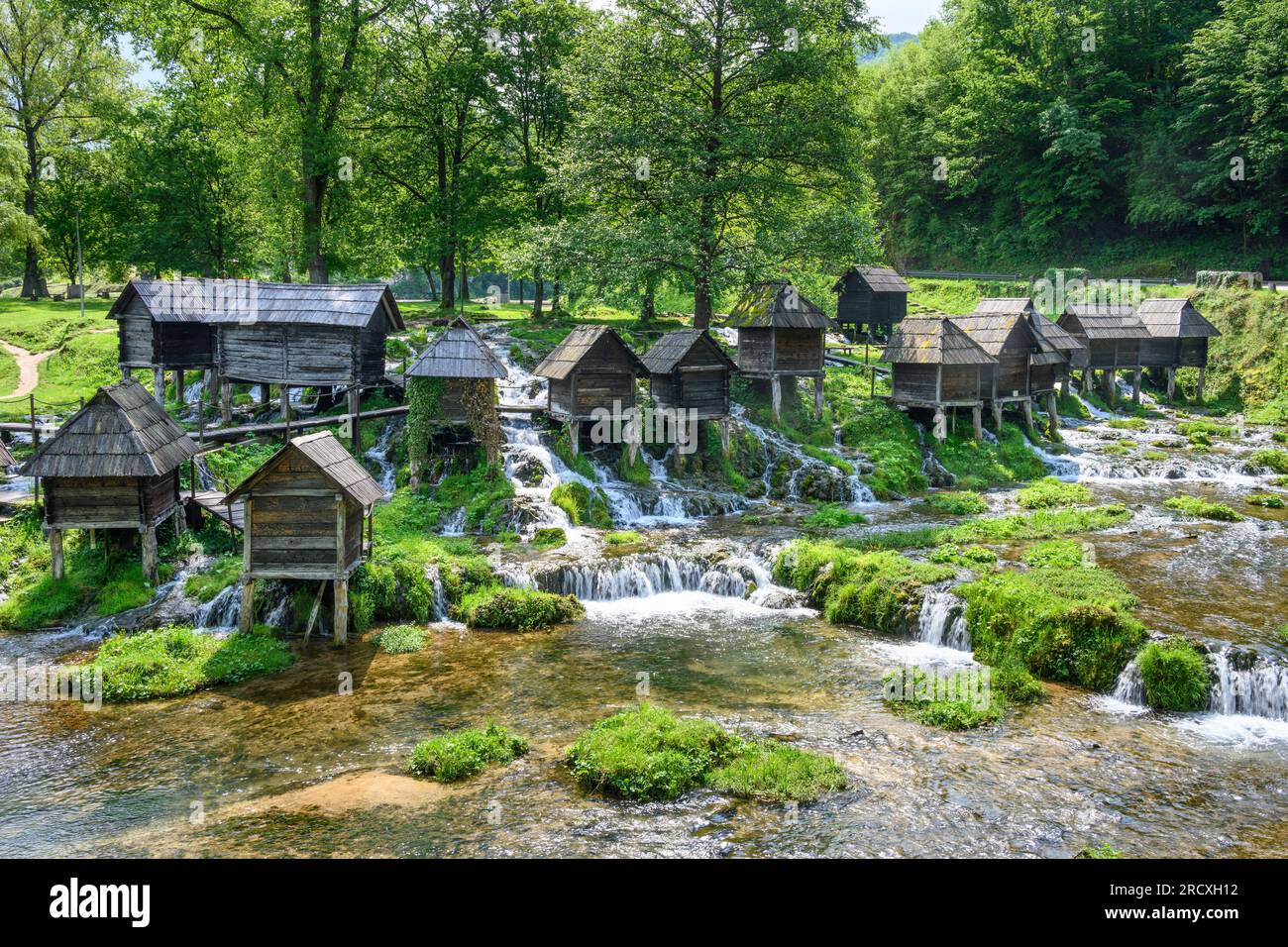Alte hölzerne Wassermühlen im Pliva Park am Rande des Pliva Sees nahe Jajce im Zentrum von Bosnien-Herzegowina, Balkan-Halbinsel, Osteuropa. Stockfoto