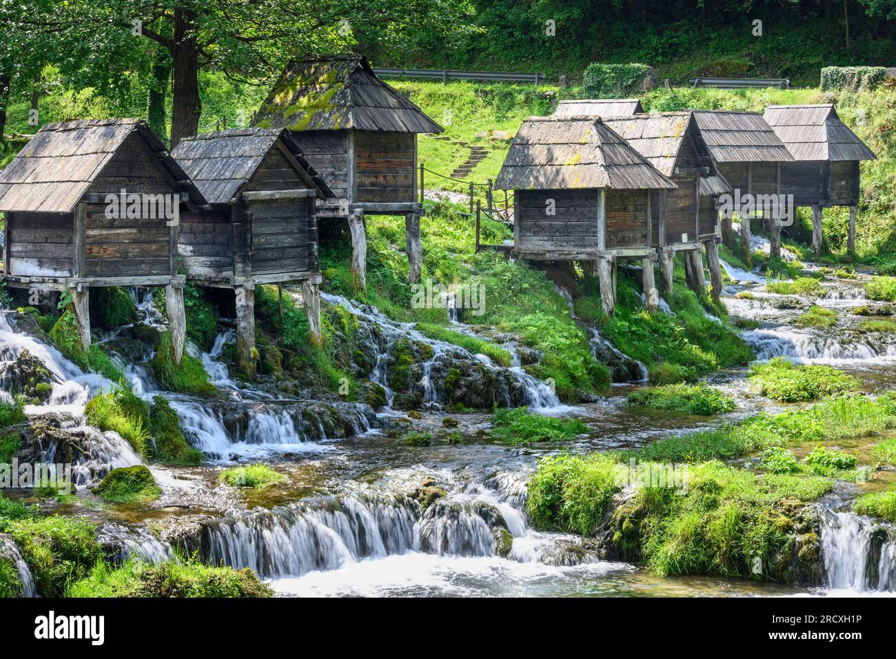 Alte hölzerne Wassermühlen im Pliva Park am Rande des Pliva Sees nahe Jajce im Zentrum von Bosnien-Herzegowina, Balkan-Halbinsel, Osteuropa. Stockfoto