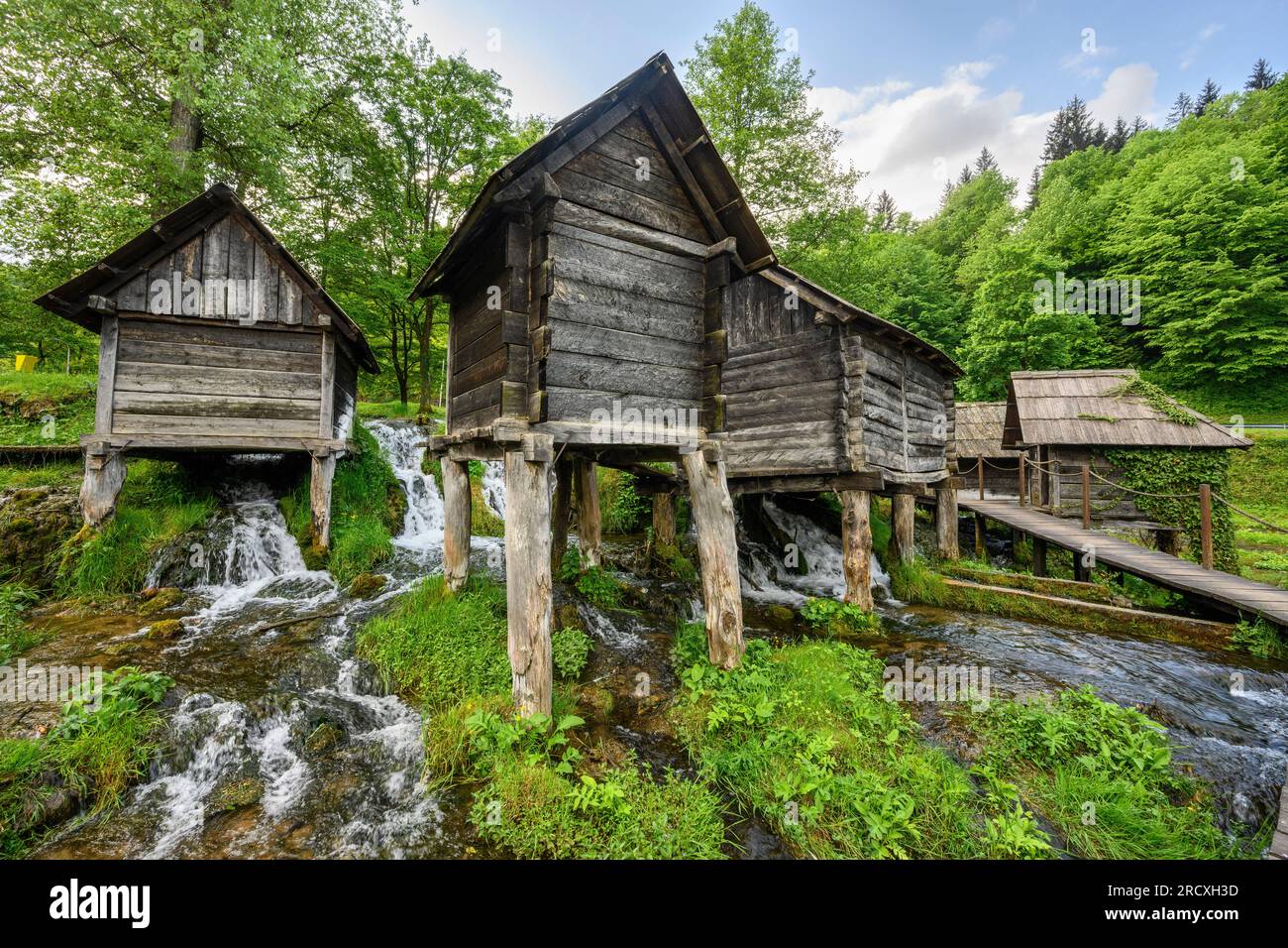 Alte hölzerne Wassermühlen im Pliva Park am Rande des Pliva Sees nahe Jajce im Zentrum von Bosnien-Herzegowina, Balkan-Halbinsel, Osteuropa. Stockfoto