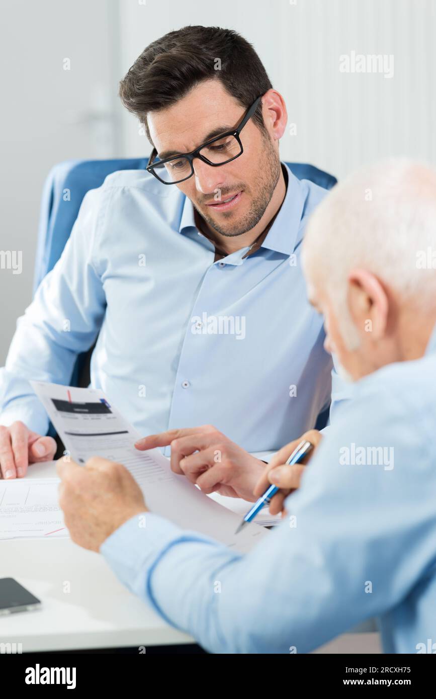 Männliche Führungskraft trifft sich mit einem Senior Gentleman Stockfoto