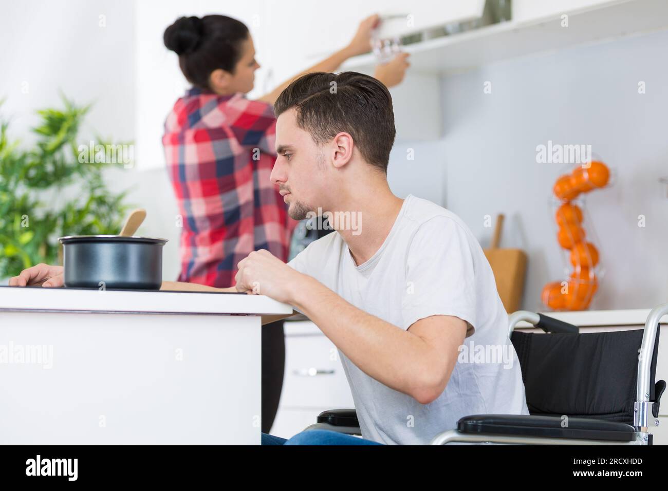 Behinderte im Rollstuhl zusammen - Mann paar kochen Stockfoto