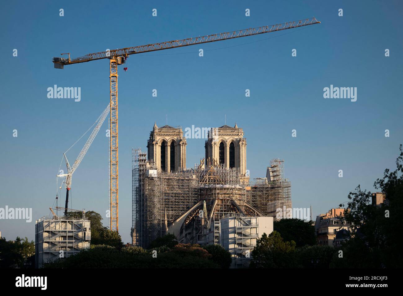 Paris, Frankreich. 17. Juli 2023. Ein Blick auf die Kathedrale Notre-Dame wird nach dem dramatischen Feuer vom 15. April 2019 renoviert. Paris, Frankreich am 17. Juli 2020. Foto: Eliot Blondet/ABACAPRESS.COM Kredit: Abaca Press/Alamy Live News Stockfoto