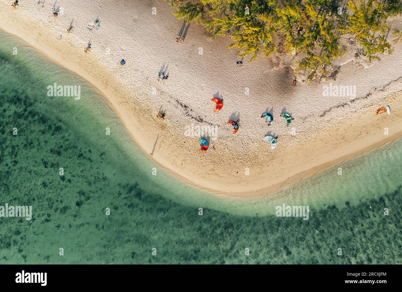 Farbenfrohe Drachen am Sandstrand Le Morne mit einer türkisfarbenen, sauberen Lagune mit Korallenriffen auf Mauritius Island - wunderbares Kiteboarding und Windsurfen spo Stockfoto