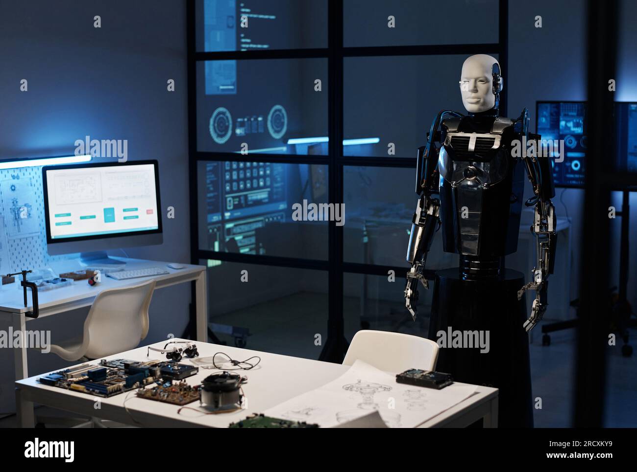 Roboter aus Metall im modernen Labor mit Computer- und Computerdetails Stockfoto