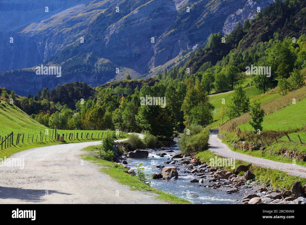 Französische Pyrenäen-Landschaft. Das Tal des Cirque de Gavarnie im Nationalpark der Pyrenäen (Französisch: Parc national des Pyrenees). Stockfoto