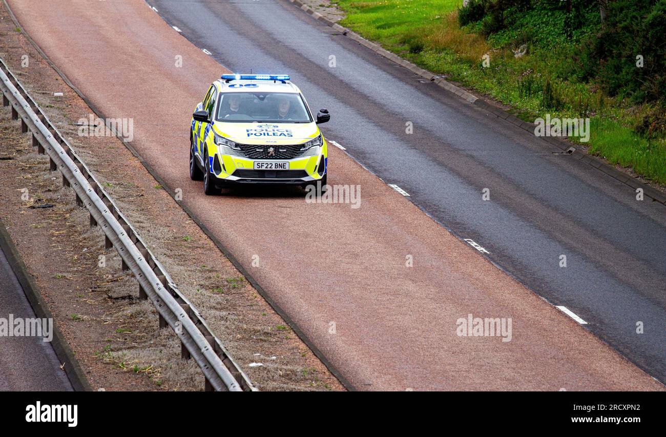 Dundee, Tayside, Schottland, Großbritannien. 17. Juli 2023. Dundee erlebt eine Kombination aus hellem und bewölktem Himmel, mit häufigen Regenschauern und Höhen von 20 °C. Polizei Schottland Officers, die auf Notrufe reagieren 999 Reisen entlang Dundees Kingsway West Dual-Autobahn. Dundee hat Schottlands höchste Kriminalitätsrate und übertrifft Glasgow. Kredit: Dundee Photographics/Alamy Live News Stockfoto