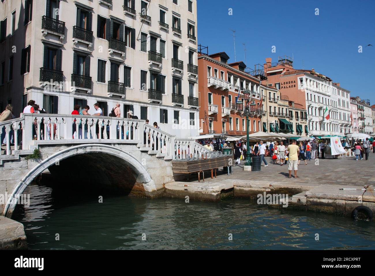 VENEDIG, ITALIEN - 16. SEPTEMBER 2009: Touristen gehen über die Brücke über den Kanal Rio del Vin in Venedig, Italien. Die Altstadt von Venedig gehört zum UNESCO-Weltkulturerbe S. Stockfoto