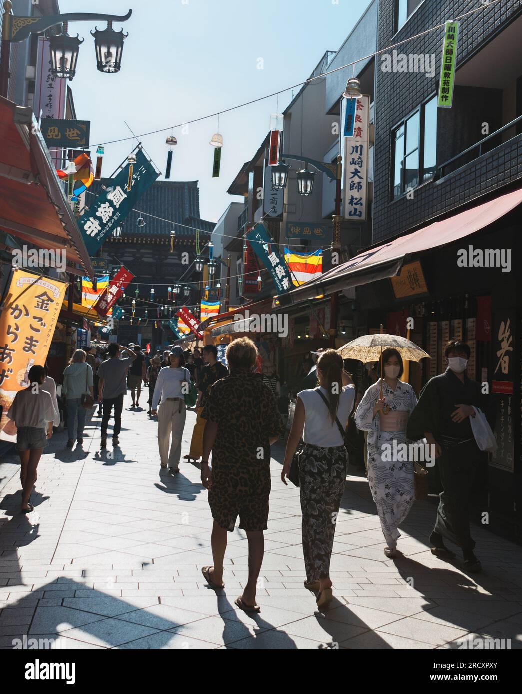 Kawasaki, Japan. 17. Juli 2023. Am 17. Juli 2023 in den Bezirken des Kawasaki Daishi Heikenji Tempels in Kawasaki, Präfektur Kanagawa, Japan, spazieren die Shopper zum ersten Mal seit 4 Jahren auf dem Windglockenmarkt „Furin-Ichi“. Windspiele werden auf 800 Arten und 20.000 Stück verkauft. Foto: Keizo Mori/UPI Credit: UPI/Alamy Live News Stockfoto