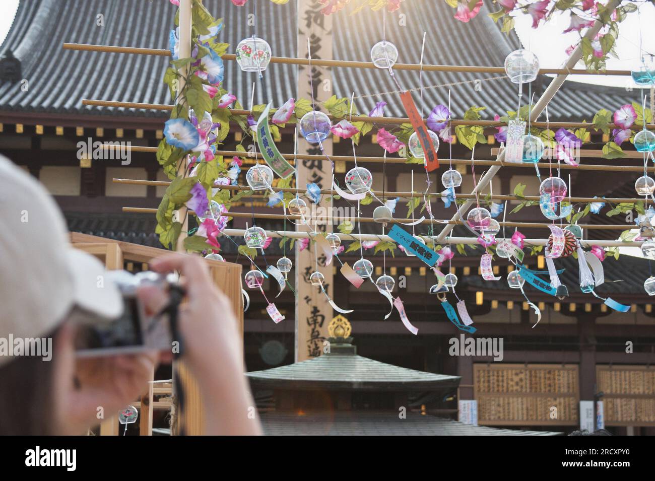 Kawasaki, Japan. 17. Juli 2023. Am 17. Juli 2023 fotografieren die Menschen auf dem Markt für Windspiele „Furin-Ichi“ in den Bezirken des Kawasaki Daishi Heikenji Tempels in Kawasaki, Präfektur Kanagawa, Japan. Foto: Keizo Mori/UPI Credit: UPI/Alamy Live News Stockfoto