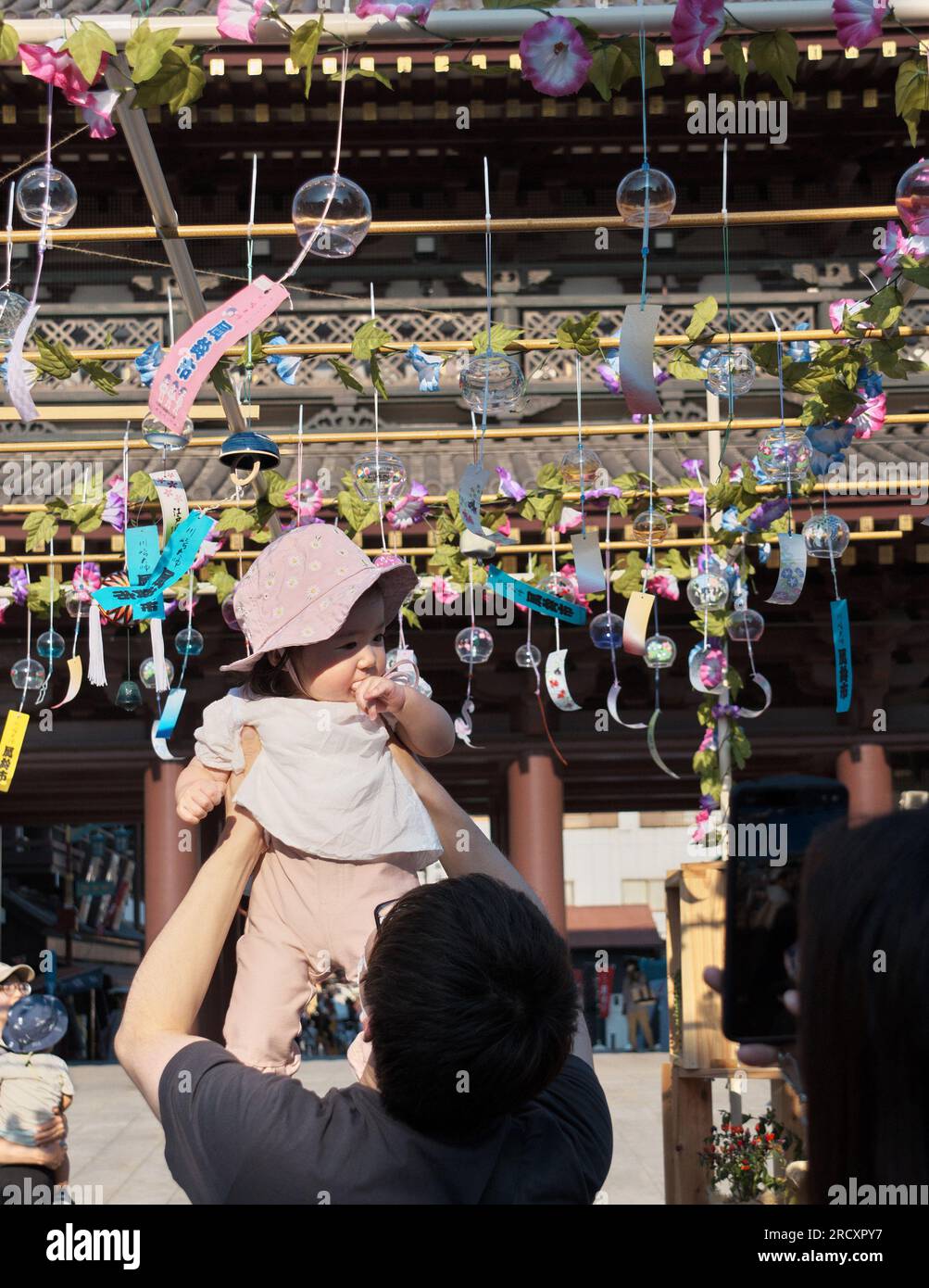 Kawasaki, Japan. 17. Juli 2023. Am 17. Juli 2023 fotografieren die Menschen auf dem Markt für Windspiele „Furin-Ichi“ in den Bezirken des Kawasaki Daishi Heikenji Tempels in Kawasaki, Präfektur Kanagawa, Japan. Foto: Keizo Mori/UPI Credit: UPI/Alamy Live News Stockfoto