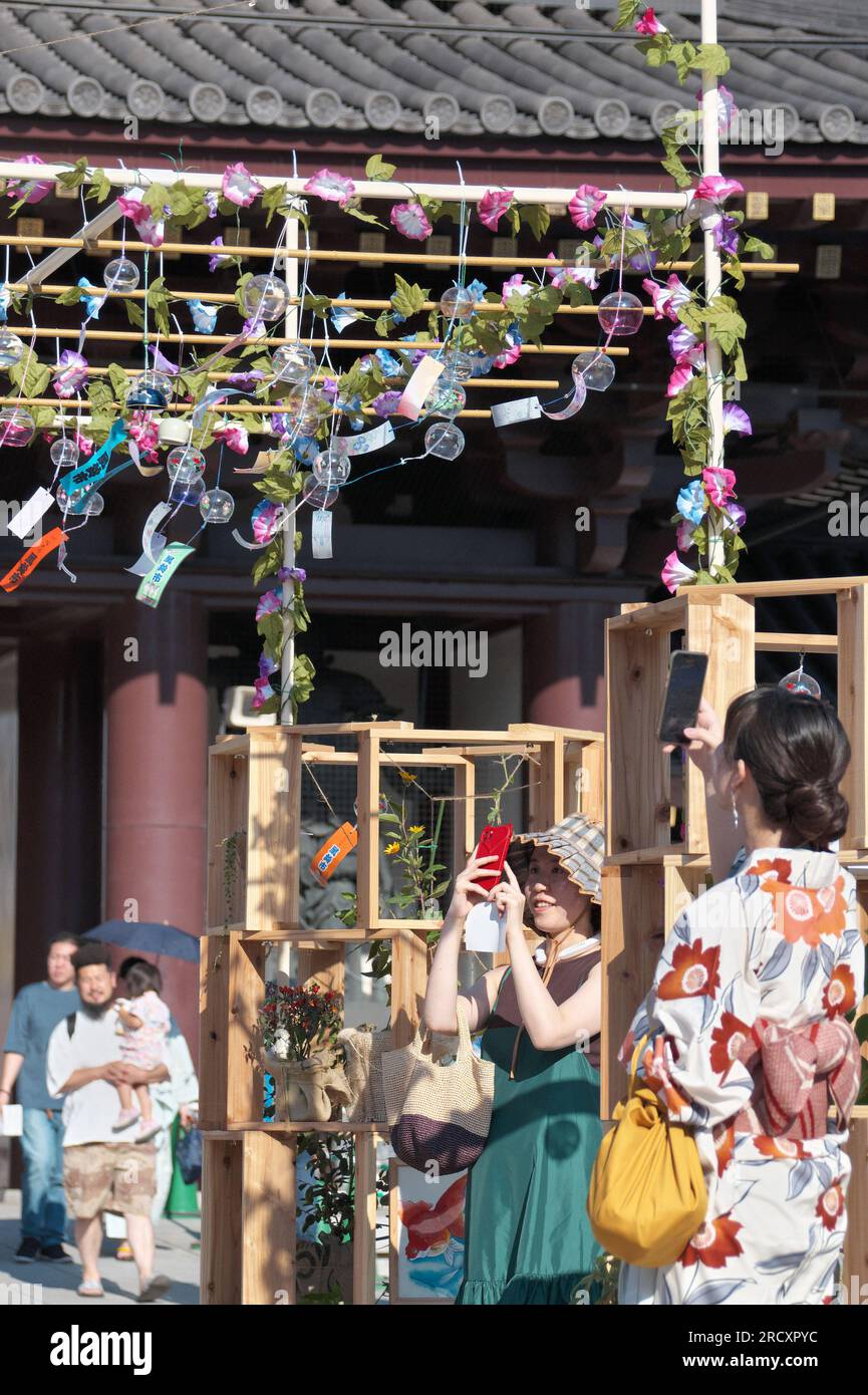 Kawasaki, Japan. 17. Juli 2023. Am 17. Juli 2023 fotografieren die Menschen auf dem Markt für Windspiele „Furin-Ichi“ in den Bezirken des Kawasaki Daishi Heikenji Tempels in Kawasaki, Präfektur Kanagawa, Japan. Foto: Keizo Mori/UPI Credit: UPI/Alamy Live News Stockfoto
