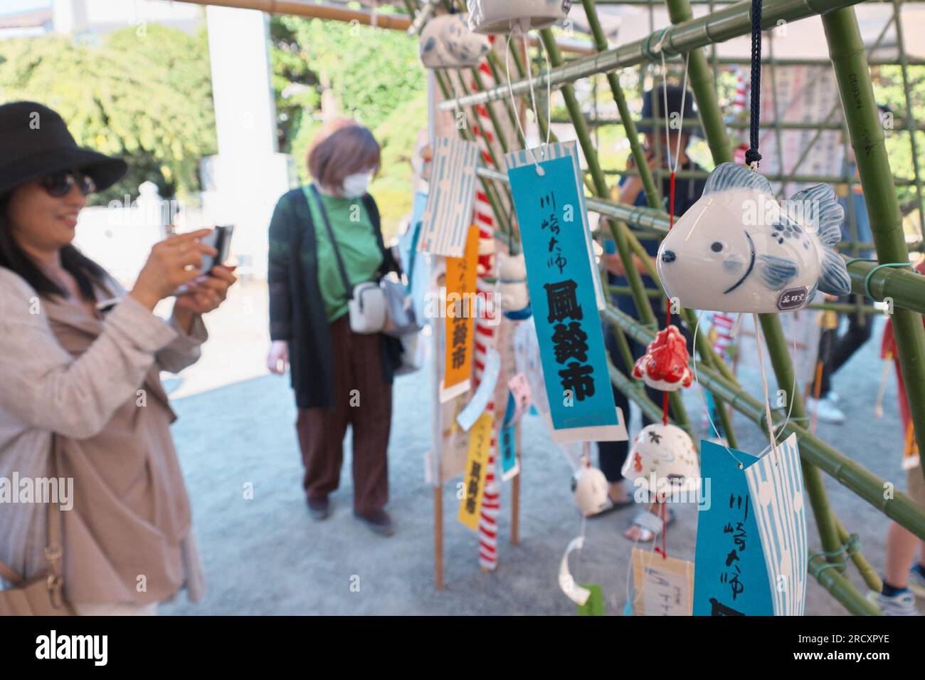 Kawasaki, Japan. 17. Juli 2023. Am 17. Juli 2023 fotografieren die Menschen auf dem Markt für Windspiele „Furin-Ichi“ in den Bezirken des Kawasaki Daishi Heikenji Tempels in Kawasaki, Präfektur Kanagawa, Japan. Foto: Keizo Mori/UPI Credit: UPI/Alamy Live News Stockfoto