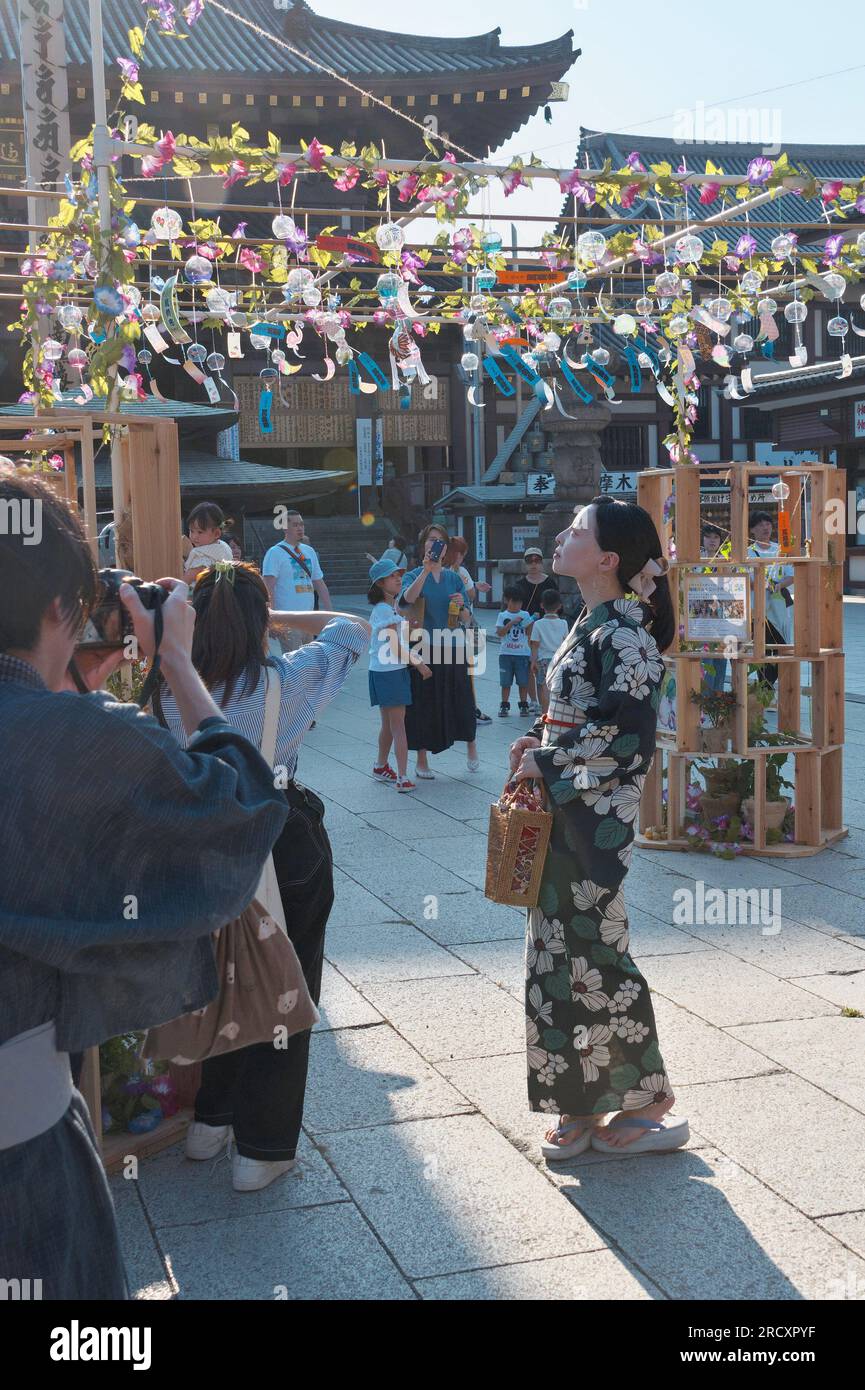 Kawasaki, Japan. 17. Juli 2023. Am 17. Juli 2023 fotografieren die Menschen auf dem Markt für Windspiele „Furin-Ichi“ in den Bezirken des Kawasaki Daishi Heikenji Tempels in Kawasaki, Präfektur Kanagawa, Japan. Foto: Keizo Mori/UPI Credit: UPI/Alamy Live News Stockfoto