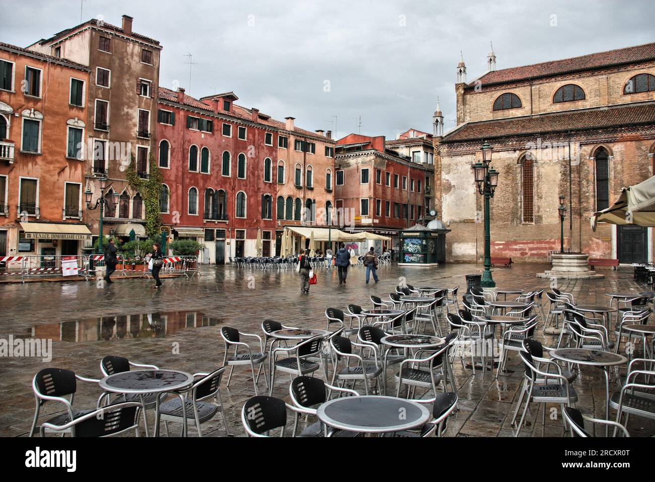 VENEDIG, ITALIEN - 16. SEPTEMBER 2009: Besucher besuchen das regnerische Venedig, Italien. Die Altstadt von Venedig gehört zum UNESCO-Weltkulturerbe. Stockfoto