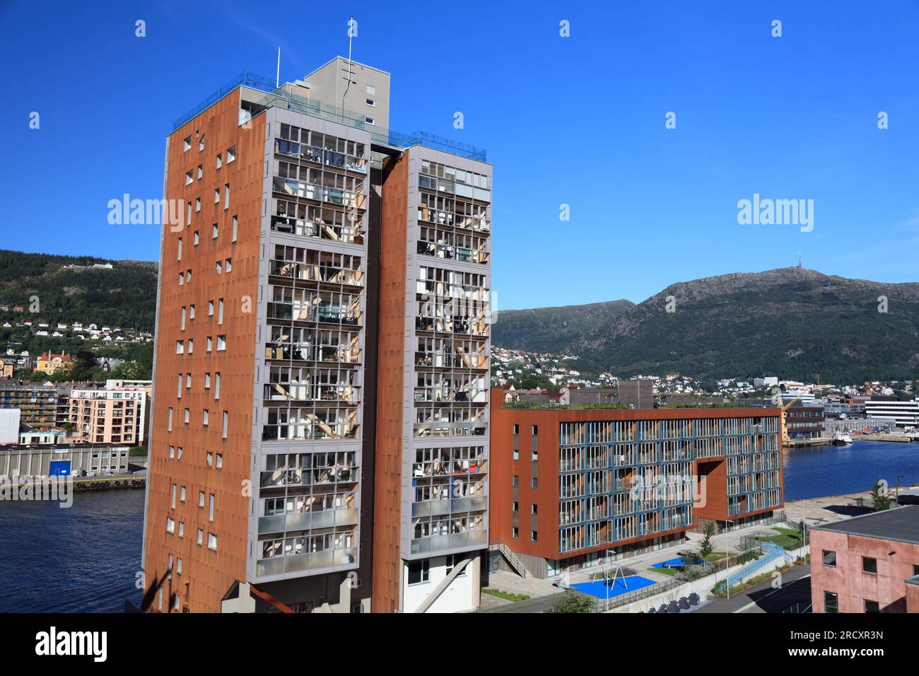 BERGEN, NORWEGEN - 23. JULI 2020: Treet Sustainable Residence Building in Bergen, Norwegen. Treet wurde berühmt als einer der höchsten Holzsteine Stockfoto