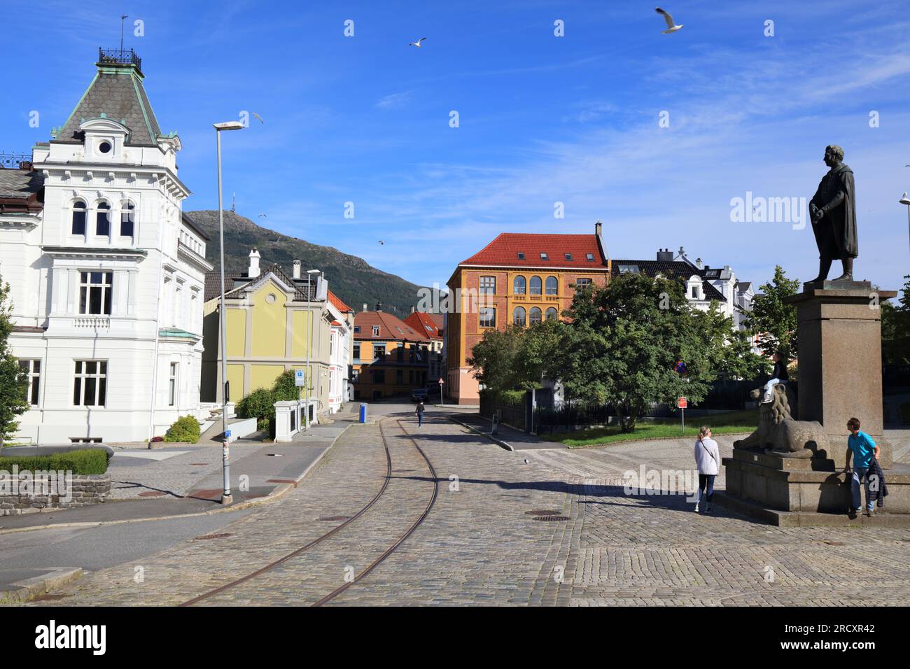 BERGEN, NORWEGEN - 23. JULI 2020: Besucher besuchen den Marktplatz der Museplassen in Bergen, Norwegen. Stockfoto