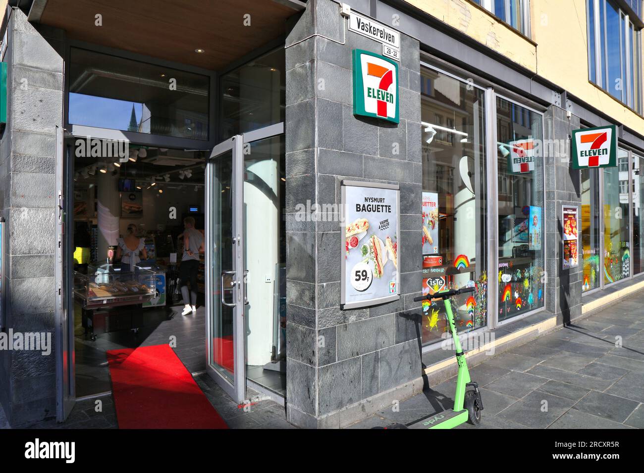 BERGEN, NORWEGEN – 23. JULI 2020: 7-Eleven Convenience Store in Bergen, Norwegen. 7-Eleven ist der weltweit größte Lizenzgeber für Convenience-Stores, mit mehr Stockfoto