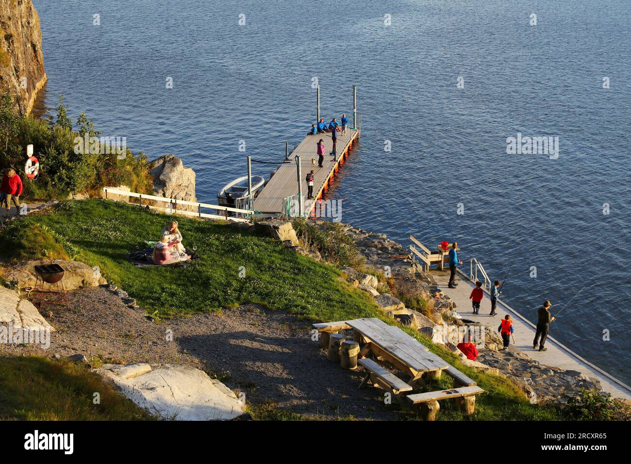 VESTLAND, NORWEGEN - 23. JULI 2020: Angler besuchen den Anlegestelle für Freizeitfischerei in Vestland, Norwegen. Norwegen hatte 2015 8,8 Millionen ausländische Besucher. Stockfoto