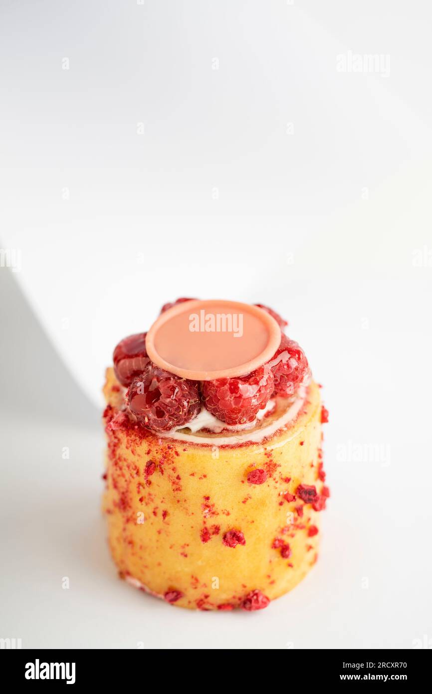 Ein köstliches Dessert mit Himbeerpudding garniert mit üppiger Sahne ...