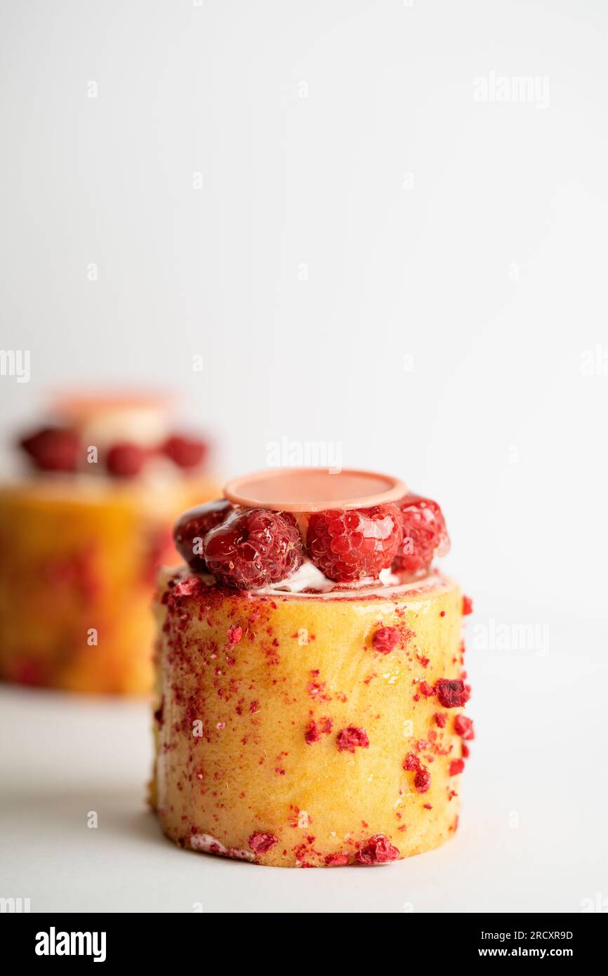 Ein köstliches Dessert mit Himbeerpudding garniert mit üppiger Sahne ...