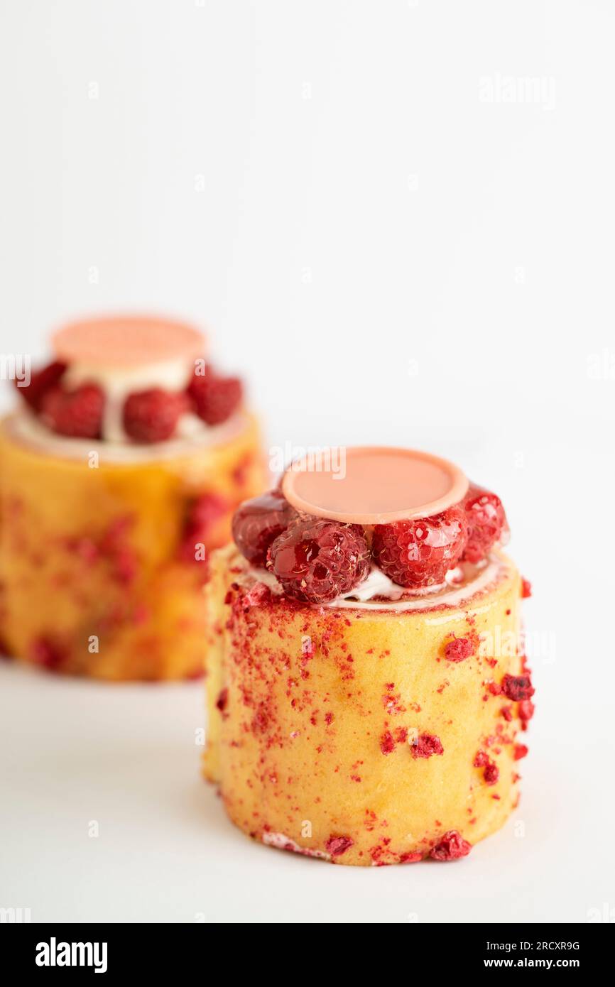 Ein köstliches Dessert mit Himbeerpudding garniert mit üppiger Sahne ...