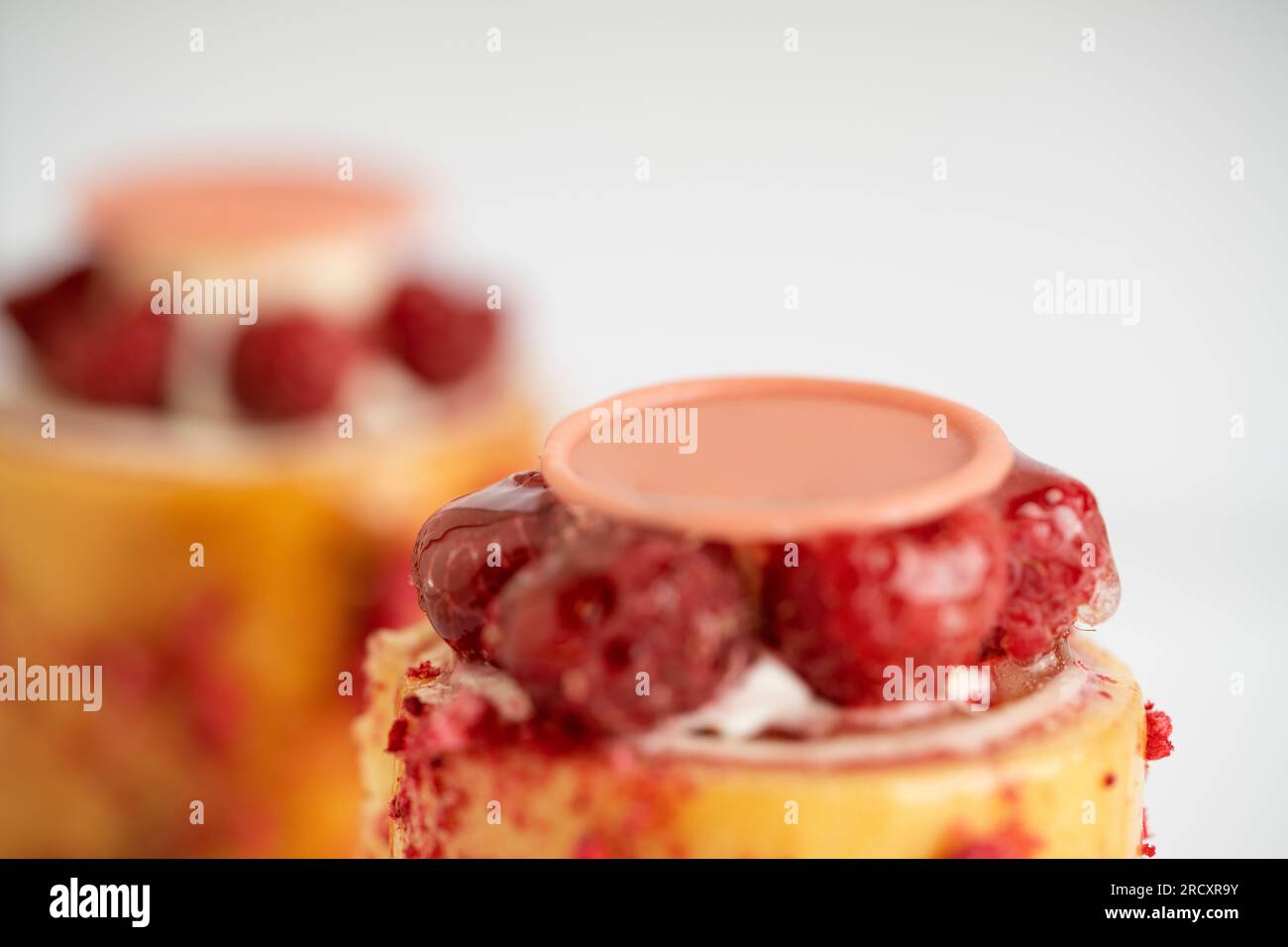 Ein köstliches Dessert mit Himbeerpudding garniert mit üppiger Sahne ...