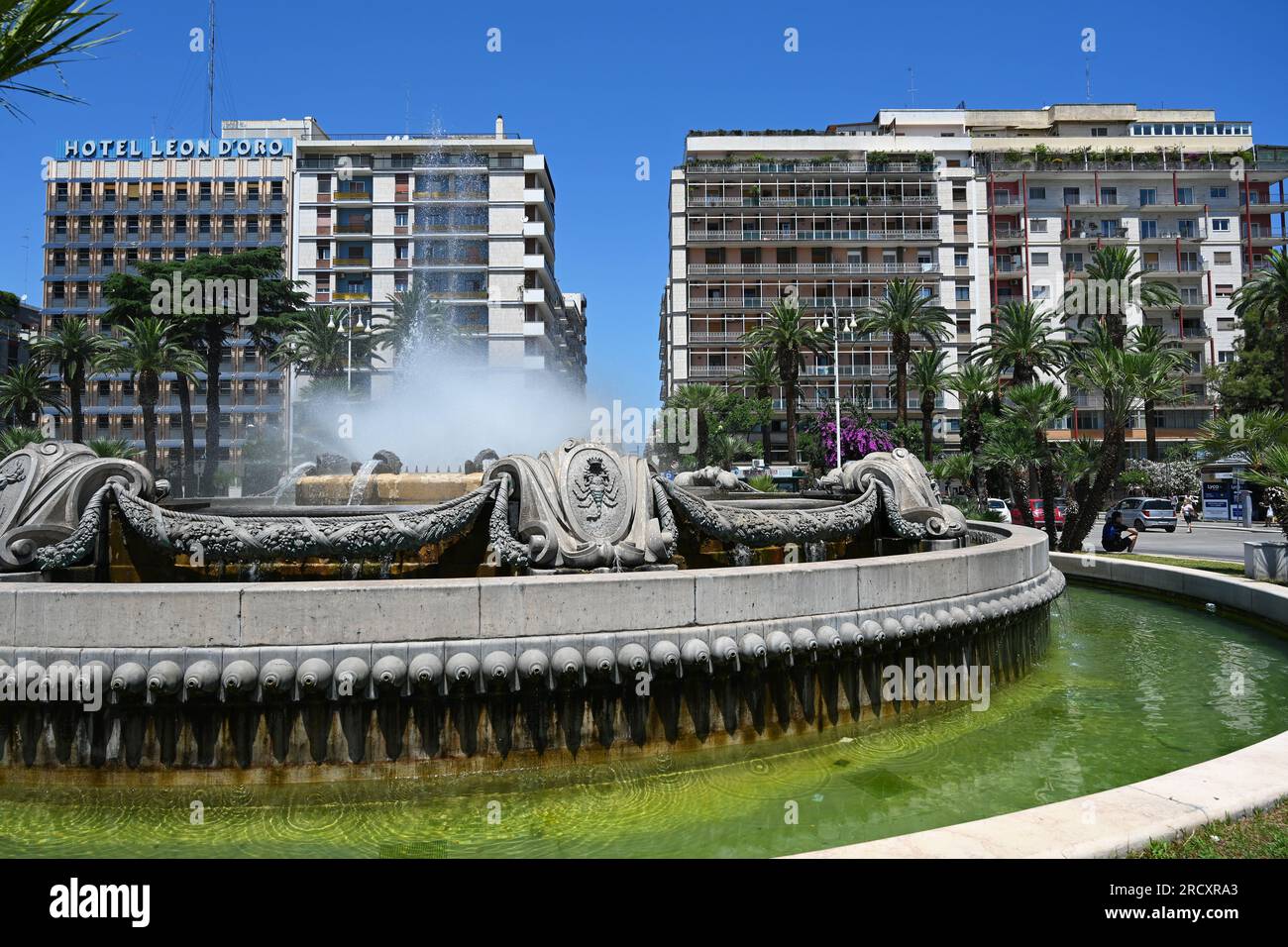 Springbrunnen vor dem Hauptbahnhof Bari Stockfoto