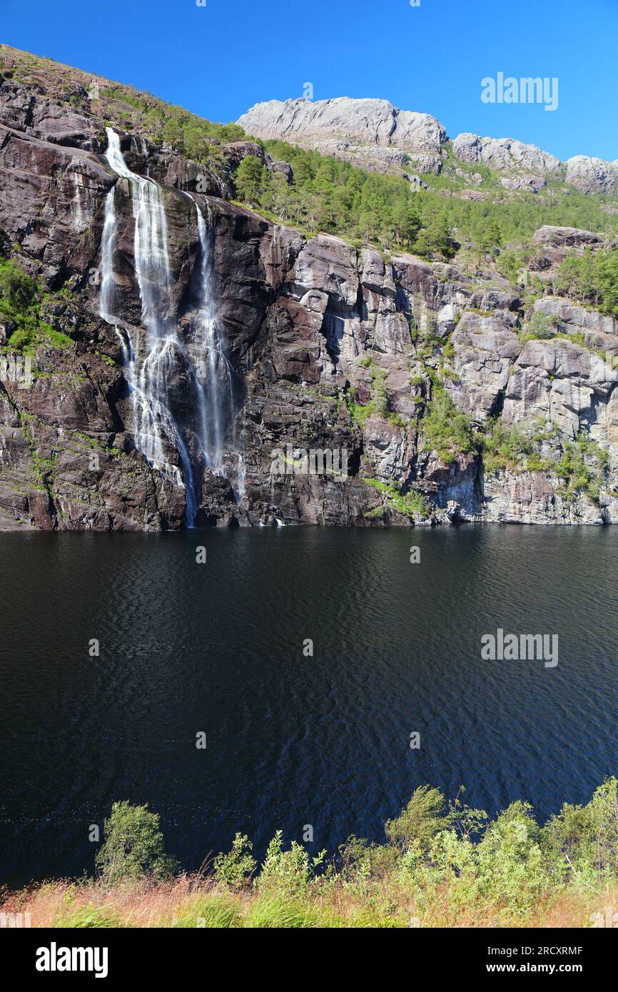 Touristenattraktion in Norwegen. Brudesloret Wasserfall in Flora Gemeinde, Norwegen. Haukavatnet See. Sommerlandschaft. Stockfoto