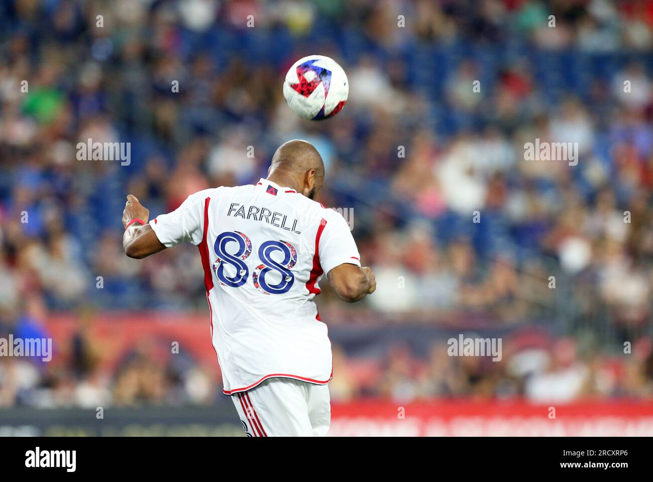 15. Juli 2023; Foxborough, MA, USA; Der New England Revolution Verteidiger Andrew Farrell (88) leitet den Ball während des MLS-Spiels zwischen D.C. Revolution in England und England. Anthony Nesmith/CSM Stockfoto